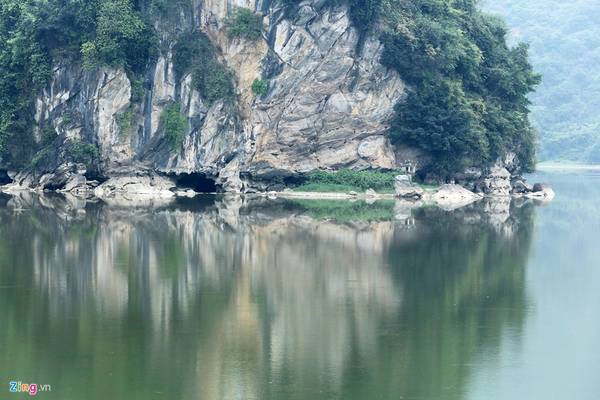 Những ngọn núi đá vôi bị ăn mòn theo thời gian tạo lên những hình thái tuyệt vời của thiên nhiên.