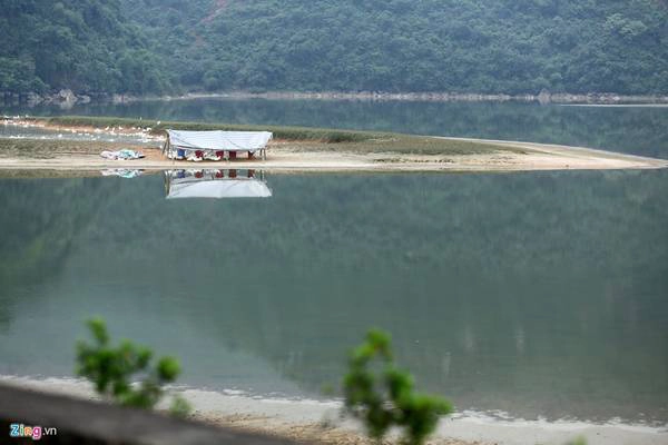 Để tận dụng những lợi ích mà hồ mang lại, người dân đấu thầu thả cá và nuôi vịt trên mặt hồ.