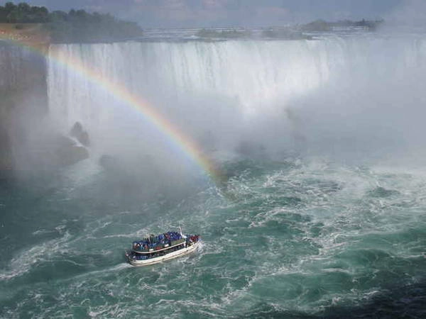 <strong>Thác Niagara, Canada: </strong> Bạn nên thực hiện một chuyến chèo thuyền dọc bờ thác và chụp những bức hình đẹp về sự hùng vĩ của nó. Sẽ tuyệt hơn nếu mặc thử áo poncho (loại áo choàng bằng một tấm vải to có khe hở ở giữa để chui đầu qua) và trải nghiệm dòng thác đang ầm ầm đổ xuống khi ngồi trên những chiếc thuyền.