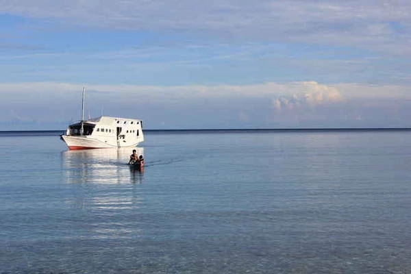 <strong>Quần đảo Komodo, Indonesia: </strong> Một chuyến rong chơi qua những rạn san hô còn nguyên sơ hay khám phá sự sống của loài rồng Komodo là những trải nghiệm nên thử nếu đến vùng đất này. Các chuyến du lịch bằng tàu, thuyền ở đây đều sẵn sàng với nhiều mức chi phí cho bạn lựa chọn.