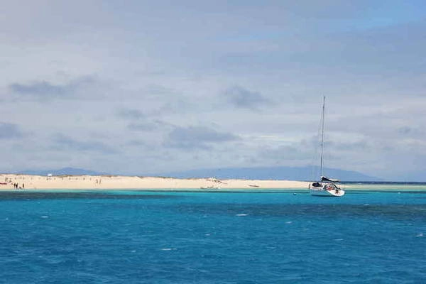 <strong>Rạn san hô Great Barrier, Australia: </strong> Là hệ thống đá ngầm san hô lớn nhất thế giới, Great Barrier gồm khoảng 3.000 tảng đá ngầm, 900 hòn đảo, kéo dài 2.600 km và bao phủ một vùng rộng lớn có diện tích gần 344.400 km<sup>2</sup>. Các chuyến khám phá rạn san hô diễn ra hàng ngày ở Cairns và những thị trấn khác bên bờ biển Queensland, với khoảng 2 giờ di chuyển.