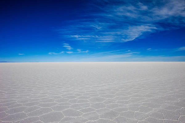 Salar de Uyuni là cánh đồng muối tự nhiên lớn nhất thế giới được hình thành do sự vận động của vỏ trái đất.