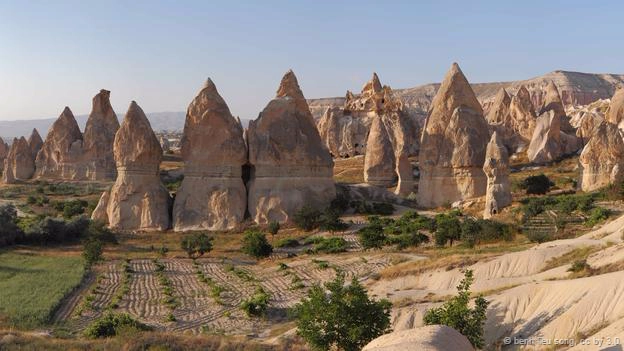 <strong>Núi đá Fairy Chimneys, Thổ Nhĩ Kỳ: </strong> Núi đá trông như những ngọn tháp hình nón kỳ lạ này được tìm thấy ở vùng Cappadocia, Thổ Nhĩ Kỳ. Cách đây vài triệu năm, những ngọn núi lửa đã phun trào khiến tro bụi bao phủ khắp mặt đất. Qua thời gian, nước mưa và gió bào mòn, để lại những lớp đất đá bazan khô cứng tạo nên những ngọn tháp ống khói như ngày nay.