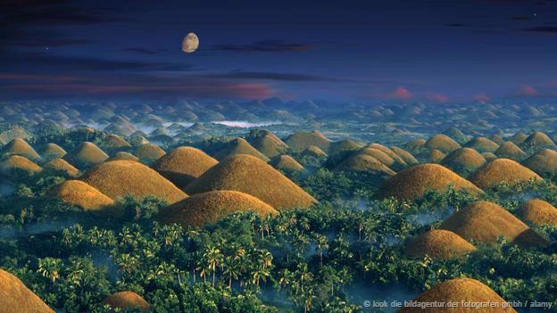 <strong>Những ngọn đồi sôcôla, Philippines: </strong> Có khoảng 1500 ngọn đồi đá vôi ở tỉnh Bohol, Philippines. Chúng thường được phủ một màu xanh bởi cỏ cây, tuy nhiên vào mùa khô những ngọn đồi này nhanh chóng biến chuyển màu nâu đậm. Nó được chính quyền Philippines ghi nhận là Tượng đài địa chất quốc gia năm 1988.