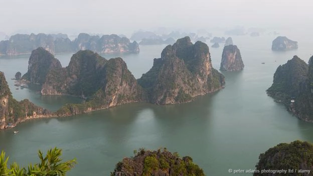 <strong>Vịnh Hạ Long, Việt Nam: </strong> Quang cảnh ngoạn mục ở Hạ Long được tô điểm bởi những cột núi đá vôi và hang động tuyệt đẹp. Núi đá ở đây được hình thành do sự dâng lên và rút xuống của nước biển diễn ra liên tục trong suốt 500 triệu năm. Vịnh có hơn 1.600 hòn đảo lớn nhỏ, hầu hết trong số đó đều không có cư dân sinh sống. Theo truyền thuyết, rồng đã tạo nên các đảo và núi đá để bảo vệ đất nước chống giặc ngoại xâm.