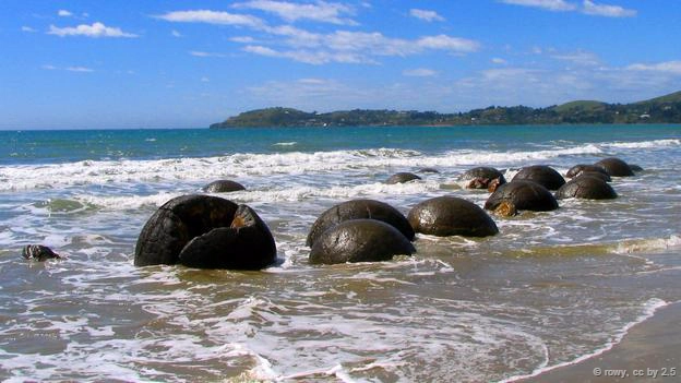 <strong>Khối đá cuội Moeraki, New Zealand: </strong> Nằm rải rác trên bãi biển Koekohe, New Zealand, những khối đá cuội hình cầu Moeraki trông giống như những chiếc mai rùa khổng lồ. Chúng được hình thành qua quá trình trầm tích dưới đáy biển cách đây hơn 60 triệu năm. Theo truyền thuyết của người thổ dân Maori, khối đá cuội này là tàn tích của những giỏ lươn, giỏ bầu trôi dạt vào bờ từ những chiếc tàu chìm.