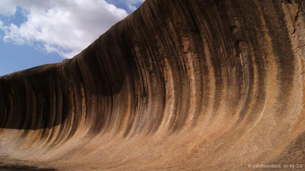 <strong>Dãy đá hình sóng, Australia: </strong> Dãy đá lõm này cao 14 m và dài 110 m, thuộc công viên quốc gia Hyden, miền tây Australia. Trong khi đó, dãy sóng được cho là hình thành do các dòng nước chảy qua các tảng đá granit. Các vệt màu sắc trên bề mặt đá có nguồn gốc từ những khoáng chất đọng lại sau khi nước mưa chảy qua.