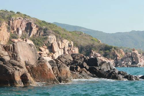 Vĩnh Hy có màu nước xanh trong và cảnh vật tự nhiên tươi đẹp. Ảnh: Phương Thu Thủy. Vĩnh Hy có màu nước xanh trong và cảnh vật tự nhiên tươi đẹp. Ảnh: Phương Thu Thủy.