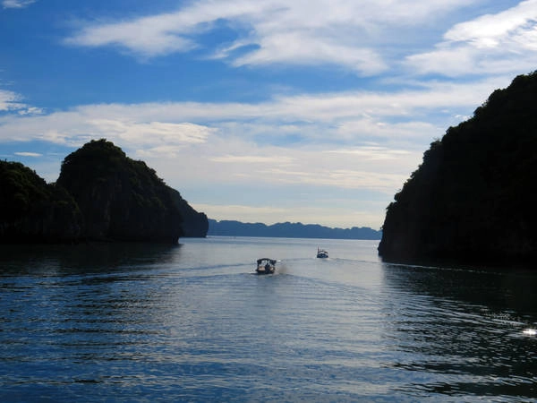 Cảnh đẹp như tranh vẽ của vịnh Lan Hạ - Ảnh: L.N.Hân