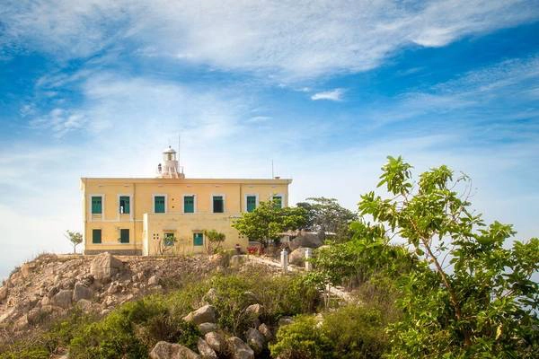 Hải đăng Hòn Lớn nằm trên đảo Bích Ðầm thuộc phường Vĩnh Nguyên, TP Nha Trang, tỉnh Khánh Hoà. Tòa nhà của trạm hải đăng có diện tích hơn 750 m2. Hải đăng Hòn Lớn nằm trên đảo Bích Ðầm thuộc phường Vĩnh Nguyên, TP Nha Trang, tỉnh Khánh Hoà. Tòa nhà của trạm hải đăng có diện tích hơn 750 m2.
