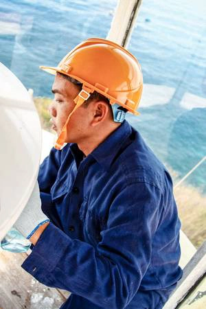 Những người công nhân gác hải đăng Hòn Lớn phải sinh hoạt và làm việc ngay tại hải đăng, để đảm bảo hoạt động hàng hải thông suốt 24/24h. Trên đảo rất thiếu nước ngọt, đặc biệt vào mùa khô. Những người công nhân gác hải đăng Hòn Lớn phải sinh hoạt và làm việc ngay tại hải đăng, để đảm bảo hoạt động hàng hải thông suốt 24/24h. Trên đảo rất thiếu nước ngọt, đặc biệt vào mùa khô.