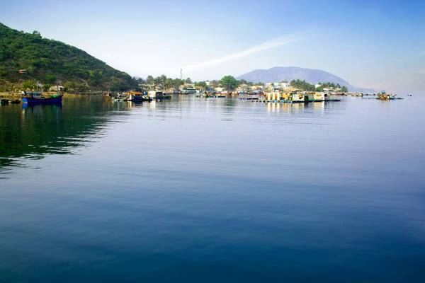 Sau gần 2 giờ lênh đênh trên biển, tàu cập đảo Bích Đầm - xã đảo xa nhất của Nha Trang, nằm trong cụm đảo Hòn Tre. Bích Đầm là một làng chài yên bình nằm giữa vùng nước quanh năm xanh biếc như ngọc. Sau gần 2 giờ lênh đênh trên biển, tàu cập đảo Bích Đầm - xã đảo xa nhất của Nha Trang, nằm trong cụm đảo Hòn Tre. Bích Đầm là một làng chài yên bình nằm giữa vùng nước quanh năm xanh biếc như ngọc.