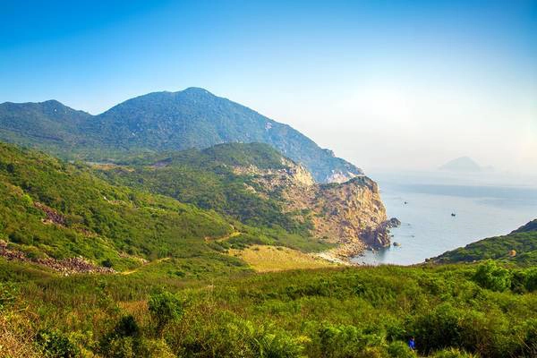 Nhưng bù lại, càng lên cao, cảnh sắc thiên nhiên hiện ra càng hùng vĩ, những bước chân nhẹ nhàng hơn. Từ đây, ta có thể thưởng ngoạn vẻ hoang sơ của cả núi, rừng, biển. Nhưng bù lại, càng lên cao, cảnh sắc thiên nhiên hiện ra càng hùng vĩ, những bước chân nhẹ nhàng hơn. Từ đây, ta có thể thưởng ngoạn vẻ hoang sơ của cả núi, rừng, biển. -5