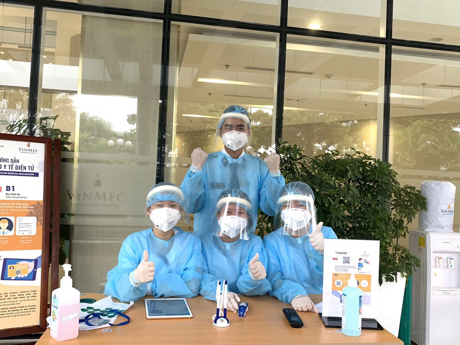 Chốt kiểm dịch, khai báo y tế, sát khuẩn tại cửa Bệnh viện Vinmec Đà Nẵng