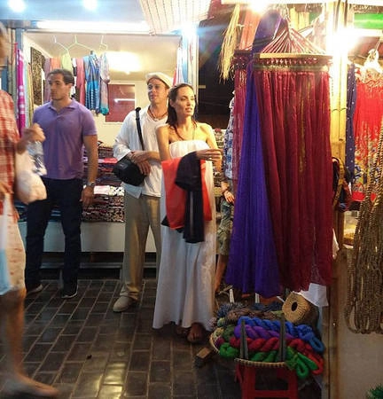Vợ chồng Jolie mải mê mua sắm trong chợ đêm ở Siem Riep. Vợ chồng Jolie mải mê mua sắm trong chợ đêm ở Siem Riep.