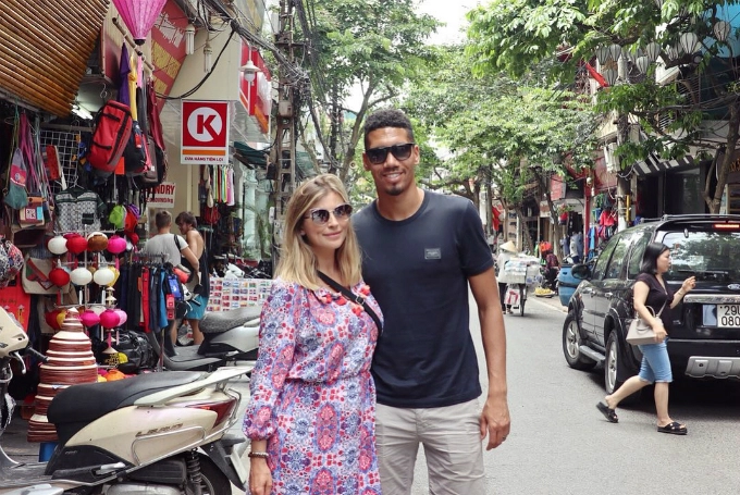 Chỉ ghé qua Hà Nội ít ngày nhưng Smalling và Sam đã kịp gây xôn xao vì video đá cầu cùng người dân thủ đô quanh hồ Gươm. Đặc biệt, vợ chồng Smalling đã thuê xe đạp địa hình để di chuyển quãng đường dài 33 km ra vùng ngoại thành Đông Anh để tận hưởng không khí đồng quê trong lành với những ao sen trổ bông tháng 6, con đường phơi rơm rạ yên ả. Đồng thời, vợ chồng siêu sao cũng ghé thăm gia đình bác Ngô Quý Cảnh, 66 tuổi ở Đông Anh - vốn là một fan của Quỷ đỏ MU, thường xuyên theo dõi Ngoại hạng Anh - và được mời dùng bữa cùng gia đình. Chỉ ghé qua Hà Nội ít ngày nhưng Smalling và Sam đã kịp gây xôn xao vì video đá cầu cùng người dân thủ đô quanh hồ Gươm. Đặc biệt, vợ chồng Smalling đã thuê xe đạp địa hình để di chuyển quãng đường dài 33 km ra vùng ngoại thành Đông Anh để tận hưởng không khí đồng quê trong lành với những ao sen trổ bông tháng 6, con đường phơi rơm rạ yên ả. Đồng thời, vợ chồng siêu sao cũng ghé thăm gia đình bác Ngô Quý Cảnh, 66 tuổi ở Đông Anh - vốn là một fan của Quỷ đỏ MU, thường xuyên theo dõi Ngoại hạng Anh - và được mời dùng bữa cùng gia đình.