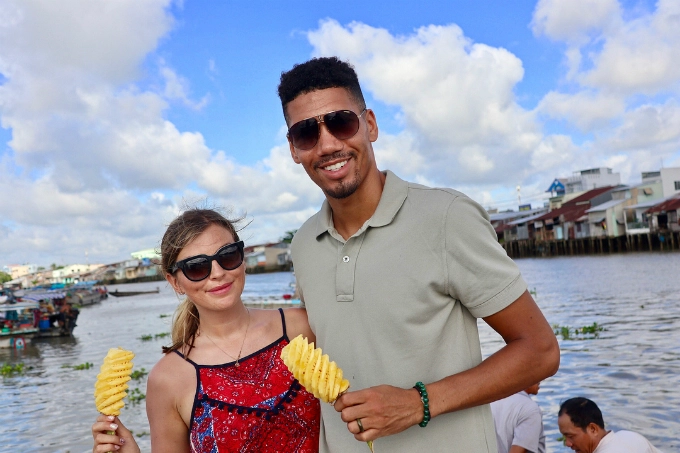 Không đi theo tour, Smalling và bà xã có nhiều khám phá rất thú vị cùng người dân bản xứ. Hình ảnh mới nhất được Sam Cooke đăng tải cách đây 2 ngày. Đôi vợ chồng nổi tiếng đang có mặt ở miền Tây sông nước, ngồi ghe, đi chợ nổi, mua hoa quả ăn tại chỗ. Hai người thích thú quay lại đoạn video người bán hàng trên ghe tỉ mỉ gọt trái dứa tươi chín thơm, vừa ngồi thưởng thức vừa ngắm cảnh. Không đi theo tour, Smalling và bà xã có nhiều khám phá rất thú vị cùng người dân bản xứ. Hình ảnh mới nhất được Sam Cooke đăng tải cách đây 2 ngày. Đôi vợ chồng nổi tiếng đang có mặt ở miền Tây sông nước, ngồi ghe, đi chợ nổi, mua hoa quả ăn tại chỗ. Hai người thích thú quay lại đoạn video người bán hàng trên ghe tỉ mỉ gọt trái dứa tươi chín thơm, vừa ngồi thưởng thức vừa ngắm cảnh.