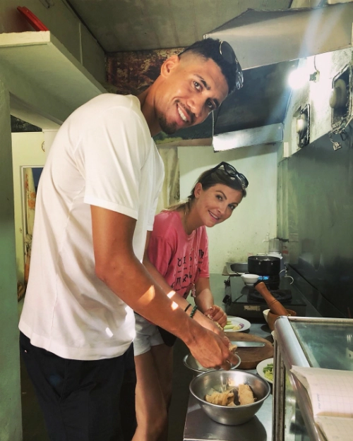 Vợ chồng Smalling học nấu ăn ở Hội An. Thay vì thăm thú cảnh quan sông Hoài hay sà vào một hàng quán ven đường đậm chất nghệ thuật, Smalling chiều lòng bà xã để học nấu một món ăn chay. Sam Cooke là người ăn chay trường. Trong suốt chuyến đi kéo dài hơn một tháng ở Thái Lan và Việt Nam, cô luôn tìm các món chay cho bữa ăn của mình. Vợ chồng Smalling học nấu ăn ở Hội An. Thay vì thăm thú cảnh quan sông Hoài hay sà vào một hàng quán ven đường đậm chất nghệ thuật, Smalling chiều lòng bà xã để học nấu một món ăn chay. Sam Cooke là người ăn chay trường. Trong suốt chuyến đi kéo dài hơn một tháng ở Thái Lan và Việt Nam, cô luôn tìm các món chay cho bữa ăn của mình.