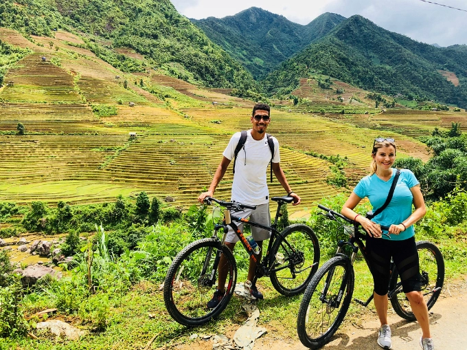 Trong suốt cuộc hành trình dài gần một tháng ở Việt Nam, trừ những lúc di chuyển xa giữa các tỉnh, còn lại, Sam và Chris đều thuê xe đạp hoặc xe máy để tự mình khám phá và tận hưởng vẻ đẹp thiên nhiên mà không gò bó thời gian vào các tour. Khi ở Sapa, một sự cố nhỏ đã xảy ra khi Sam bị xây xát nhẹ ở chân nhưng không ảnh hưởng đến việc tận hưởng chuyến đi của hai người. Trong suốt cuộc hành trình dài gần một tháng ở Việt Nam, trừ những lúc di chuyển xa giữa các tỉnh, còn lại, Sam và Chris đều thuê xe đạp hoặc xe máy để tự mình khám phá và tận hưởng vẻ đẹp thiên nhiên mà không gò bó thời gian vào các tour. Khi ở Sapa, một sự cố nhỏ đã xảy ra khi Sam bị xây xát nhẹ ở chân nhưng không ảnh hưởng đến việc tận hưởng chuyến đi của hai người.