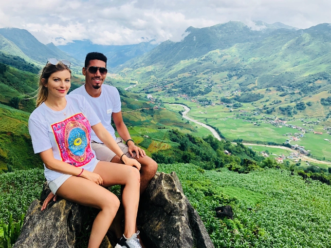 Với lối sống giản dị, gần gũi, trong suốt những ngày ở Việt Nam, Sam và Chris không check in bất kỳ một nhà hàng sang trọng nào. Họ không ngại ghé các quán ven đường để thưởng thức món ăn dân dã và giao lưu với người dân địa phương. Với lối sống giản dị, gần gũi, trong suốt những ngày ở Việt Nam, Sam và Chris không check in bất kỳ một nhà hàng sang trọng nào. Họ không ngại ghé các quán ven đường để thưởng thức món ăn dân dã và giao lưu với người dân địa phương.