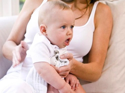 Hướng dẫn vỗ lưng ợ hơi cho bé sau khi bú