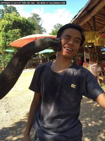 Sau khi tiết mục kết thúc, mọi người cho các con voi đồ ăn và cả tiền. Tôi được ké chụp ảnh với một con voi rất dễ thương. Nó ôm tôi bằng vòi và thơm cả vào má.