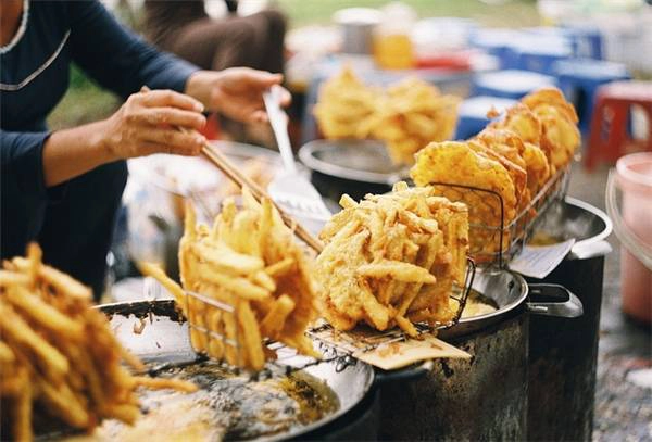 Bánh khoai, bánh chuối, bánh ngô được bán dọc các con đường, vỉa hè với giá 5.000 - 10.000 đồng/chiếc. (Ảnh: Internet) Bánh khoai, bánh chuối, bánh ngô được bán dọc các con đường, vỉa hè với giá 5.000 - 10.000 đồng/chiếc. (Ảnh: Internet)