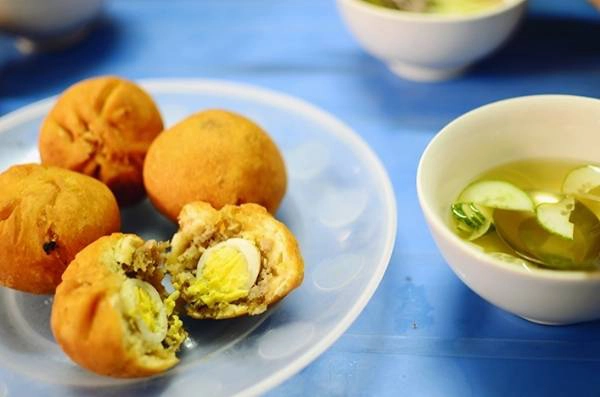 Mỗi chiếc bánh bao chiên có giá khoảng 8.000 đồng. Bạn có thể tìm mua ở Nguyễn Trường Tộ, Tập thể Kinh tế Quốc dân, Trần Đại Nghĩa... (Ảnh: Internet) Mỗi chiếc bánh bao chiên có giá khoảng 8.000 đồng. Bạn có thể tìm mua ở Nguyễn Trường Tộ, Tập thể Kinh tế Quốc dân, Trần Đại Nghĩa... (Ảnh: Internet)