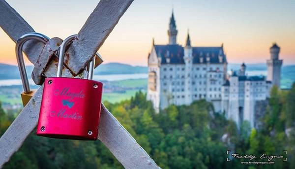 Cầu Marienbrücke, có tầm nhìn về hướng lâu đài Neuschwanstein ở Đức là địa điểm được rất nhiều đôi ưa thích nhờ vẻ đẹp như bước ra từ những câu chuyện cổ. Ảnh: Freddy Enguix. Cầu Marienbrücke, có tầm nhìn về hướng lâu đài Neuschwanstein ở Đức là địa điểm được rất nhiều đôi ưa thích nhờ vẻ đẹp như bước ra từ những câu chuyện cổ. Ảnh: Freddy Enguix.