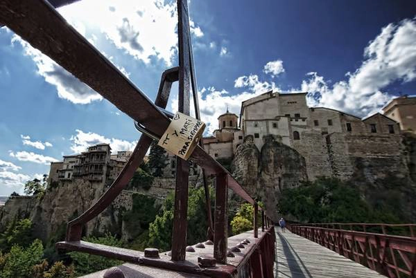 Một cây cầu ở Cuenca, Tây Ban Nha. Ảnh: Jesus Soiana. Một cây cầu ở Cuenca, Tây Ban Nha. Ảnh: Jesus Soiana.