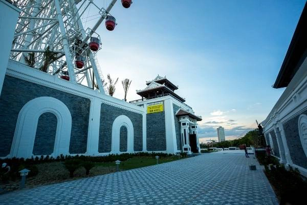 Du lich Da Nang - Dưới chân Sun Wheel là không gian khá rộng rãi được bài trí theo phong cách cổ, bạn có thể đi tham quan, dạo vài vòng trước khi lên khu chính.