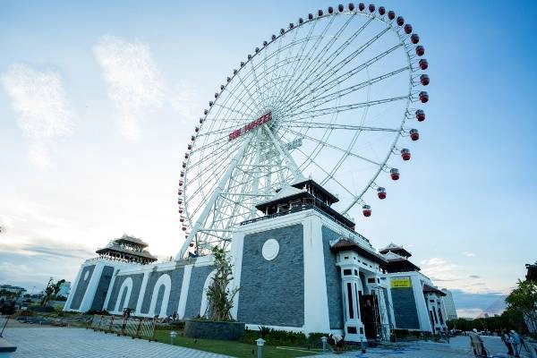 Du lich Da Nang - Các khu vui chơi trong khuôn viên vòng quay được thiết kế thể hiện sự giao thoa giữa 2 yếu tố cổ điển - hiện đại.