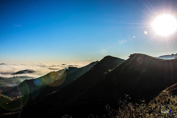 Để có được góc nhìn thoáng đãng bạn phải chịu khó dậy thật sớm, leo lên những đồi núi cao. Khoảnh khắc mặt trời nhô lên từ đỉnh núi, mang theo ánh dương đầu tiên của ngày mới làm bừng sắc cả cao nguyên Mộc Châu.
