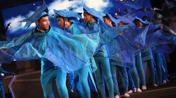 Những người con xứ biển mở rộng vòng tay chào đón bạn bè khắp nơi đến với Nha Trang, tạo nên một miền đất hòa bình, thân ái. Những người con xứ biển mở rộng vòng tay chào đón bạn bè khắp nơi đến với Nha Trang, tạo nên một miền đất hòa bình, thân ái.