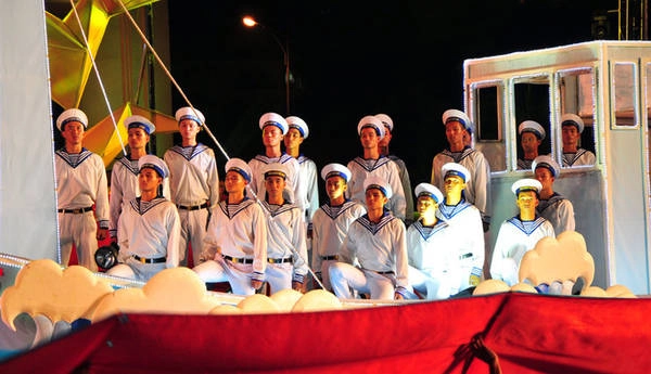 Tiếp nối hoài bão, người lính hải quân Việt Nam trên con thuyền canh giữ bình yên biển, đảo quê hương. Tiếp nối hoài bão, người lính hải quân Việt Nam trên con thuyền canh giữ bình yên biển, đảo quê hương.