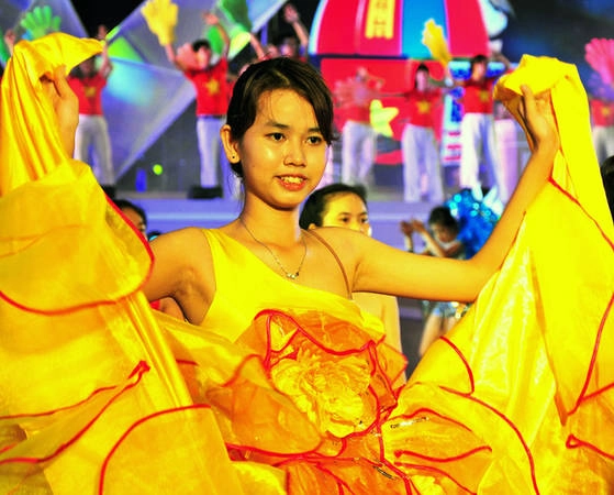 Hàng trăm diễn viên múa được huy động để tham gia các màn trình diễn nghệ thuật trên đường phố Nha Trang, tạo nên không khí sôi động và rực rỡ. Hàng trăm diễn viên múa được huy động để tham gia các màn trình diễn nghệ thuật trên đường phố Nha Trang, tạo nên không khí sôi động và rực rỡ.