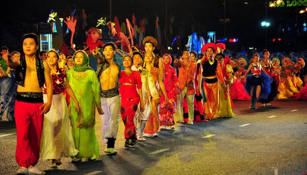 Festival kết nối giữa truyền thống và đương đại, tạo thành trung tâm du lịch biển của cả nước và quốc tế. Festival kết nối giữa truyền thống và đương đại, tạo thành trung tâm du lịch biển của cả nước và quốc tế.