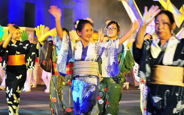 Những người bạn Nhật Bản hào hứng mang tới lễ hội nét đặc trưng của đất nước mình. Những người bạn Nhật Bản hào hứng mang tới lễ hội nét đặc trưng của đất nước mình.