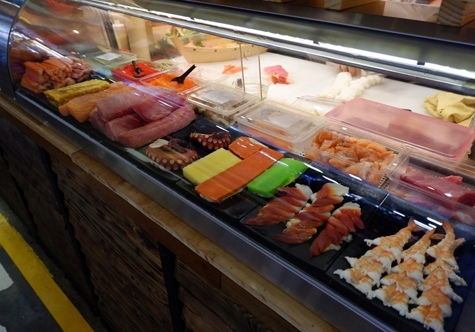 Bên cạnh các món Việt, vài món ngoại như đồ Nhật, Ấn Độ, Thái Lan cũng khá hút khách. Tủ trưng bày sushi, sashimi bắt mắt dù vị vẫn kém khi so với ăn tại các nhà hàng.