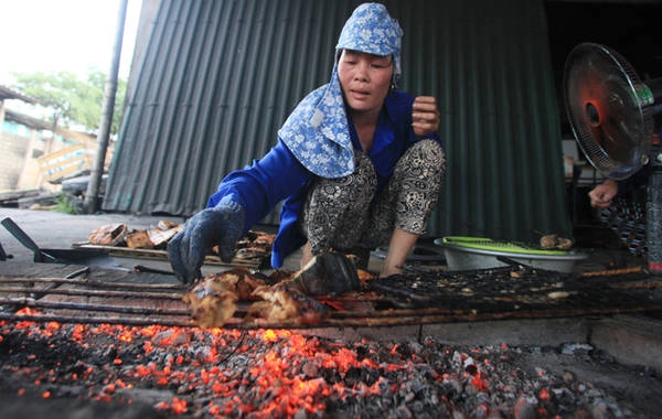 Những miếng cá thu tươi ngon được làm sạch và nướng trên bếp than hồng đến se phần da, thịt cá bên ngoài. Khi thấy miếng cá se lại, vàng óng tỏa ra hương vị thơm ngon đặc trưng nghĩa là đã đạt chất lượng. Những miếng cá thu tươi ngon được làm sạch và nướng trên bếp than hồng đến se phần da, thịt cá bên ngoài. Khi thấy miếng cá se lại, vàng óng tỏa ra hương vị thơm ngon đặc trưng nghĩa là đã đạt chất lượng.