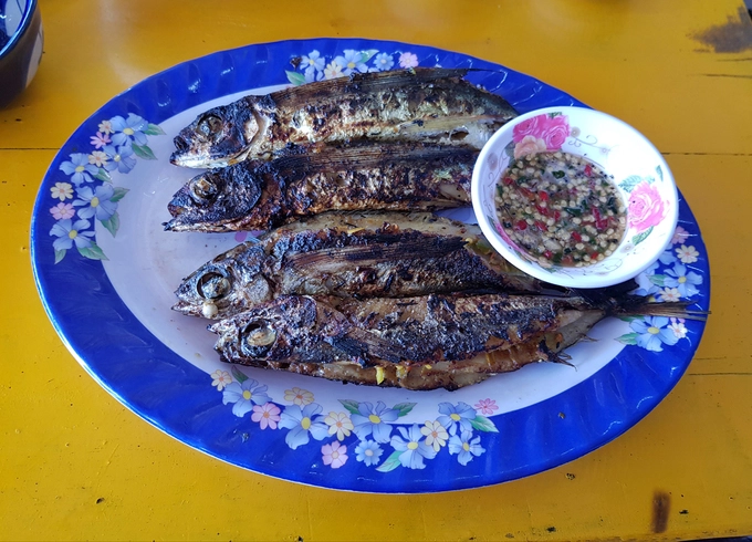 Sau những giờ di chuyển, tham quan hay quay về Tam Thanh tắm biển, bạn có thể thưởng thức hải sản tươi ngon, đừng bỏ qua món cá chuồn, món ăn dân dã quen thuộc của người xứ Quảng. Mùa hè cũng là mùa của cá chuồn. Cá mới được đánh bắt, ướp nhẹ rồi nướng muối ớt sả trên than hoa, quấn cùng rau cải xanh chấm muối ớt xanh, thêm một vài lon bia lạnh, trên bờ biển lộng gió, thật sảng khoái biết bao. Sau những giờ di chuyển, tham quan hay quay về Tam Thanh tắm biển, bạn có thể thưởng thức hải sản tươi ngon, đừng bỏ qua món cá chuồn, món ăn dân dã quen thuộc của người xứ Quảng. Mùa hè cũng là mùa của cá chuồn. Cá mới được đánh bắt, ướp nhẹ rồi nướng muối ớt sả trên than hoa, quấn cùng rau cải xanh chấm muối ớt xanh, thêm một vài lon bia lạnh, trên bờ biển lộng gió, thật sảng khoái biết bao.