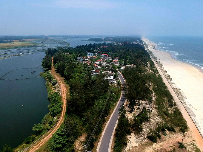 Đến Tam Thanh du khách không thể bỏ qua chuyến thăm làng bích họa thôn Trung Thanh, ngôi làng bích họa đầu tiên ở Việt Nam, được bàn tay nghệ thuật của các nghệ sĩ Hàn Quốc vẽ nên. Đến Tam Thanh du khách không thể bỏ qua chuyến thăm làng bích họa thôn Trung Thanh, ngôi làng bích họa đầu tiên ở Việt Nam, được bàn tay nghệ thuật của các nghệ sĩ Hàn Quốc vẽ nên.