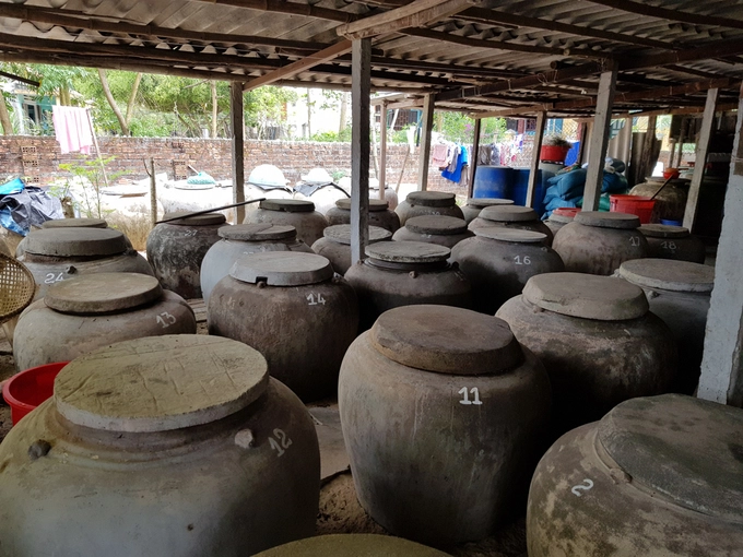 Cũng nơi đây, ngoài nghề chài lưới, người dân còn làm nước mắm truyền thống. Trong làng có khoảng 20 cơ sở sản xuất nước mắm nhỏ lẻ, theo quy mô hộ gia đình, sản xuất theo phương pháp truyền thống, không sử dụng hương liệu hay chất phụ gia bảo quản. Nước mắm ở đây được du khách đánh giá là thơm, ngon và trong màu hổ phách. Đến với làng bích họa, bạn có thể lưu trú ở các homestay do người dân mở ra, sống trong khung cảnh bình yên của ngôi làng, tận mắt trải nghiệm nghề làm nước mắm thủ công, thưởng thức những món hải sản tươi rói. Nếu thích bạn cũng có thể xin cắm trại, đốt lửa ngay trên bãi biển của làng, hoặc xin đi theo những chuyến đánh bắt gần bờ của các ngư dân. Cũng nơi đây, ngoài nghề chài lưới, người dân còn làm nước mắm truyền thống. Trong làng có khoảng 20 cơ sở sản xuất nước mắm nhỏ lẻ, theo quy mô hộ gia đình, sản xuất theo phương pháp truyền thống, không sử dụng hương liệu hay chất phụ gia bảo quản. Nước mắm ở đây được du khách đánh giá là thơm, ngon và trong màu hổ phách. Đến với làng bích họa, bạn có thể lưu trú ở các homestay do người dân mở ra, sống trong khung cảnh bình yên của ngôi làng, tận mắt trải nghiệm nghề làm nước mắm thủ công, thưởng thức những món hải sản tươi rói. Nếu thích bạn cũng có thể xin cắm trại, đốt lửa ngay trên bãi biển của làng, hoặc xin đi theo những chuyến đánh bắt gần bờ của các ngư dân.