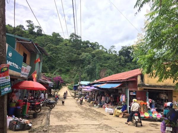 Đường vào Mường Hum du khách ghé qua chợ phiên, họp duy nhất vào sáng chủ nhật. Đây là ngày nhộn nhịp nhất ở vùng cao Bát Xát, là nơi gặp gỡ giao thương của các dân tộc như: Dao, Mông, Hà Nhì. Một điều rất ngạc nhiên là khu chợ phủ sóng wifi của các nhà dân.