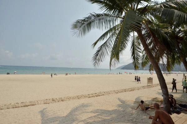 Tam Á (Sanya) là thành phố lớn thứ hai của đảo Hải Nam (Trung Quốc). Biển xanh, cát trắng, nơi này trở thành điểm quay phim, du lịch nổi tiếng và cũng là nơi thường xuyên diễn ra các cuộc thi hoa hậu thế giới. Tam Á (Sanya) là thành phố lớn thứ hai của đảo Hải Nam (Trung Quốc). Biển xanh, cát trắng, nơi này trở thành điểm quay phim, du lịch nổi tiếng và cũng là nơi thường xuyên diễn ra các cuộc thi hoa hậu thế giới.