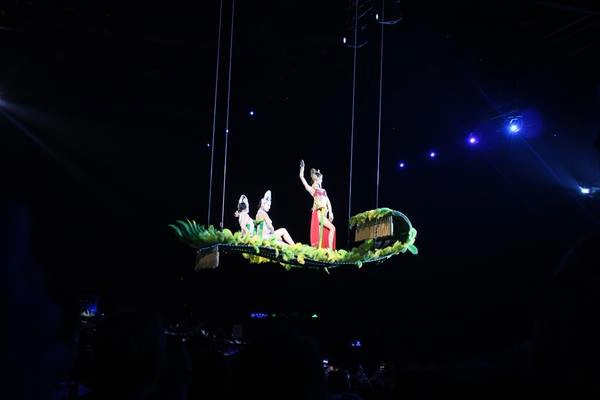 Điểm nhấn của công viên chính là show diễn "Tam Á thiên tình cổ". Show diễn kéo dài hơn một tiếng đồng hồ, tái hiện lịch sử hình thành, quá trình phát triển cùng những giai thoại nổi tiếng của vùng đất này. Điểm nhấn của công viên chính là show diễn "Tam Á thiên tình cổ". Show diễn kéo dài hơn một tiếng đồng hồ, tái hiện lịch sử hình thành, quá trình phát triển cùng những giai thoại nổi tiếng của vùng đất này.