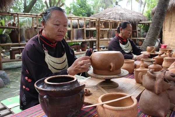 Làng dân tộc Lê đã có hàng trăm năm, hiện là nơi sinh sống và làm việc của người dân trong làng. Làng dân tộc Lê đã có hàng trăm năm, hiện là nơi sinh sống và làm việc của người dân trong làng.