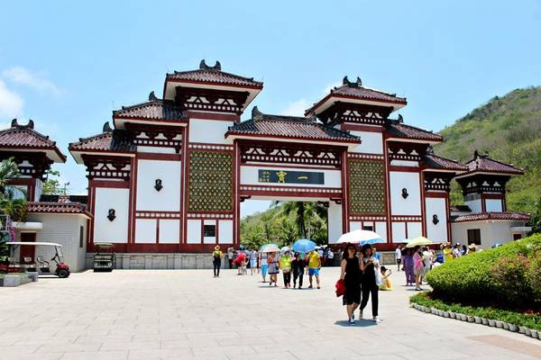 Núi Nam Sơn cách trung tâm thành phố Tam Á khoảng 40 km. Người xưa kể lại, núi Nam Sơn ngày trước có rất nhiều trúc. Câu nói "Thọ tỷ Nam Sơn" có nghĩa là chúc cho người nào đó tuổi thọ nhiều như trúc trong khu rừng này. Núi Nam Sơn cách trung tâm thành phố Tam Á khoảng 40 km. Người xưa kể lại, núi Nam Sơn ngày trước có rất nhiều trúc. Câu nói "Thọ tỷ Nam Sơn" có nghĩa là chúc cho người nào đó tuổi thọ nhiều như trúc trong khu rừng này.