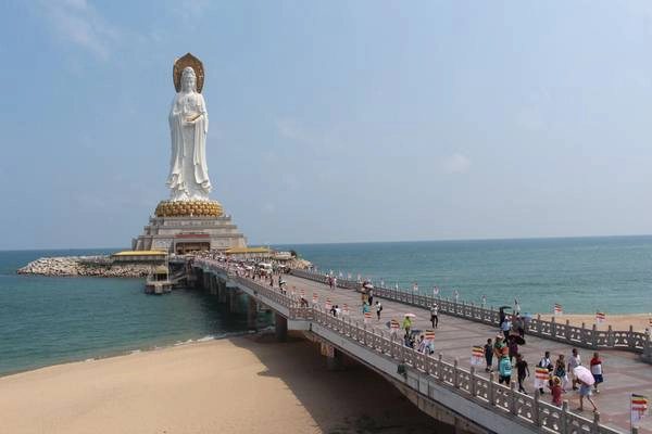 Thu hút nhất là bức tượng Nam Sơn Hải thượng Quán Âm cao 108 m, đứng trên tòa sen 108 cánh với 3 mặt nhìn ra 3 hướng, tượng trưng cho lòng từ bi, bình an và trí tuệ. Tượng được đặt trên một hòn đảo nhân tạo ngoài biển, nối đất liền bởi chiếc cầu dài 280 m. Đây là một trong những bức tượng cao nhất thế giới. Thu hút nhất là bức tượng Nam Sơn Hải thượng Quán Âm cao 108 m, đứng trên tòa sen 108 cánh với 3 mặt nhìn ra 3 hướng, tượng trưng cho lòng từ bi, bình an và trí tuệ. Tượng được đặt trên một hòn đảo nhân tạo ngoài biển, nối đất liền bởi chiếc cầu dài 280 m. Đây là một trong những bức tượng cao nhất thế giới.