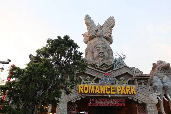 Ngoài ba địa danh trên, Tam Á cũng hút du khách với công viên Romance rộng hàng chục ha. Bên trong công viên có hồ bơi, đền chùa, nhà hàng... Ngoài ba địa danh trên, Tam Á cũng hút du khách với công viên Romance rộng hàng chục ha. Bên trong công viên có hồ bơi, đền chùa, nhà hàng...